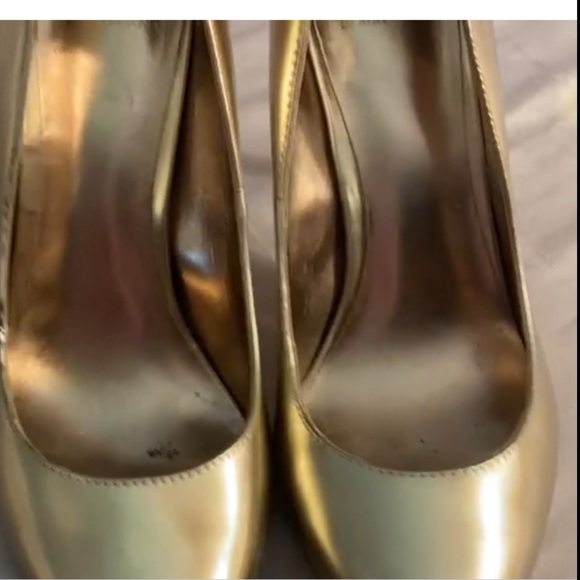 Truth or Dare Gold Pointed Toe Heels. Size 8 - Picture 8 of 9